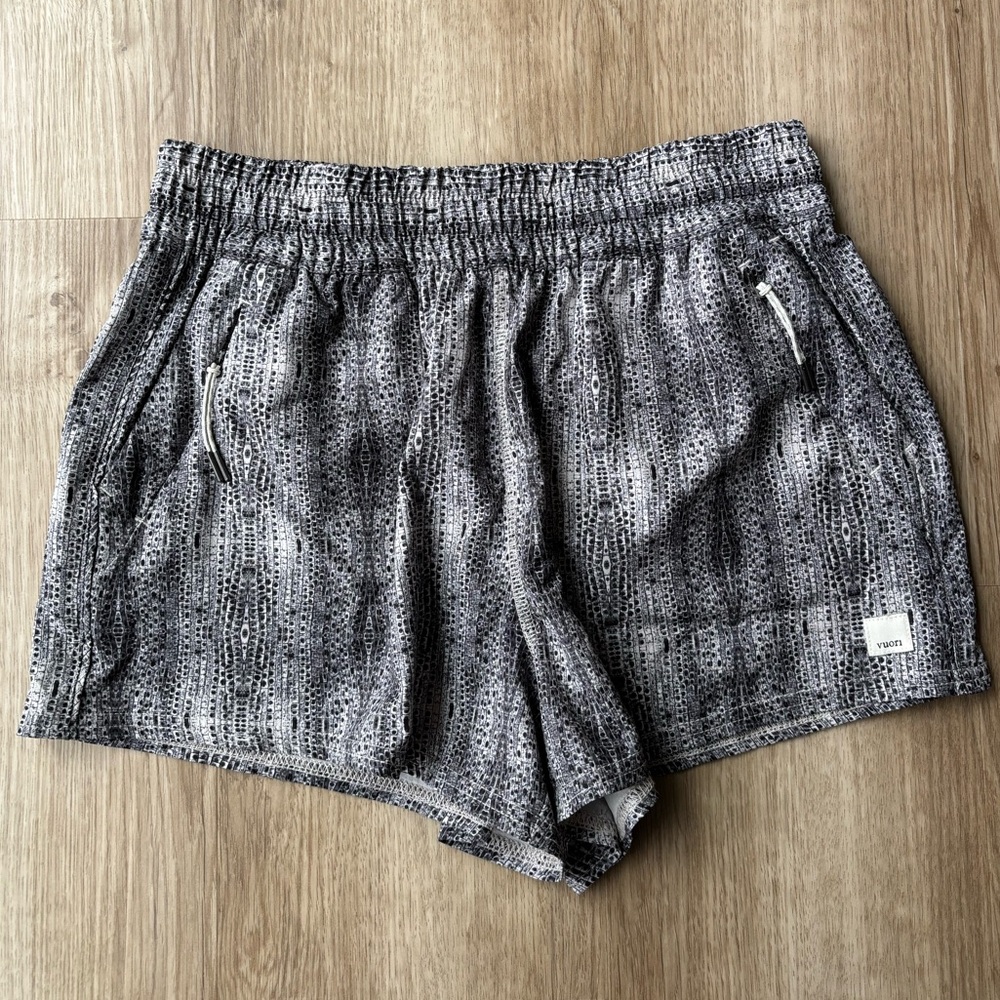 Vuori Dash Shorts dune snake Size small